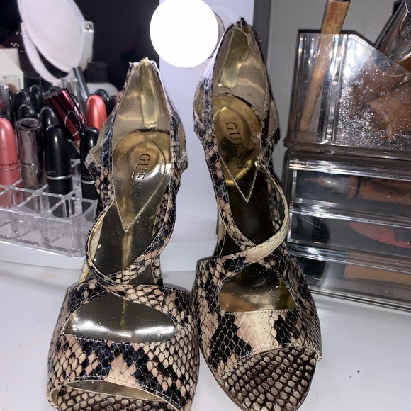 GUESS - Picture 4 of 6